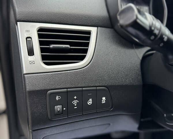 Бежевий Хендай Елантра, об'ємом двигуна 1.8 л та пробігом 154 тис. км за 9750 $, фото 15 на Automoto.ua