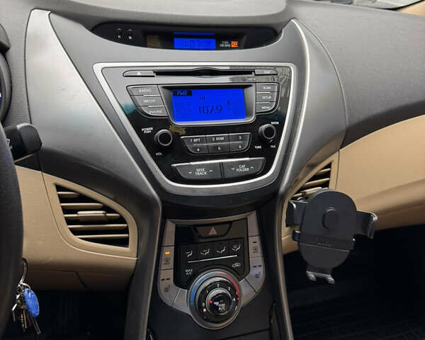 Бежевый Хендай Элантра, объемом двигателя 1.8 л и пробегом 220 тыс. км за 9100 $, фото 5 на Automoto.ua