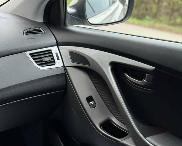Бежевий Хендай Елантра, об'ємом двигуна 1.8 л та пробігом 154 тис. км за 9750 $, фото 26 на Automoto.ua