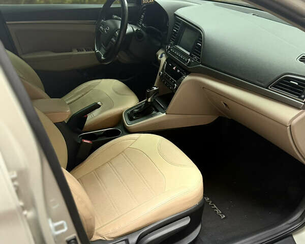 Бежевый Хендай Элантра, объемом двигателя 2 л и пробегом 127 тыс. км за 11800 $, фото 9 на Automoto.ua