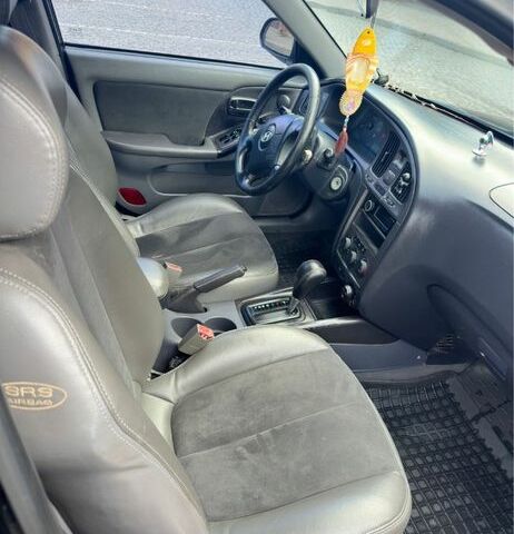 Хендай Элантра 2004 в Хусте на Automoto.ua Черный Хендай Элантра, объемом двигателя 2 л и пробегом 179 тыс. км за 3038 $, фото 5 на Automoto.ua