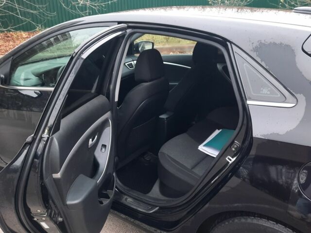 Чорний Хендай Елантра, об'ємом двигуна 2 л та пробігом 135 тис. км за 9100 $, фото 3 на Automoto.ua