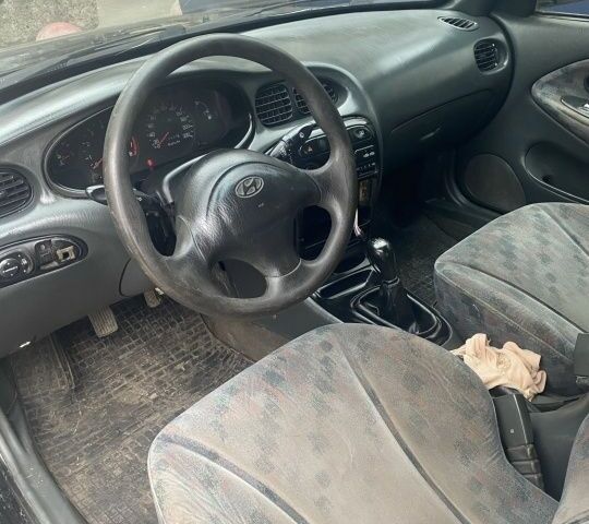 Черный Хендай Элантра, объемом двигателя 1.8 л и пробегом 400 тыс. км за 1500 $, фото 4 на Automoto.ua