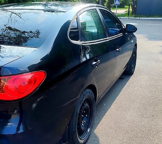 Черный Хендай Элантра, объемом двигателя 1.6 л и пробегом 253 тыс. км за 5100 $, фото 1 на Automoto.ua