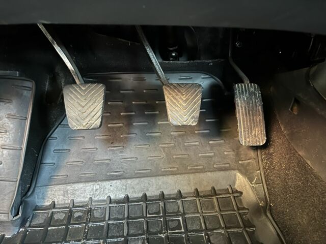 Черный Хендай Элантра, объемом двигателя 1.6 л и пробегом 240 тыс. км за 6411 $, фото 10 на Automoto.ua