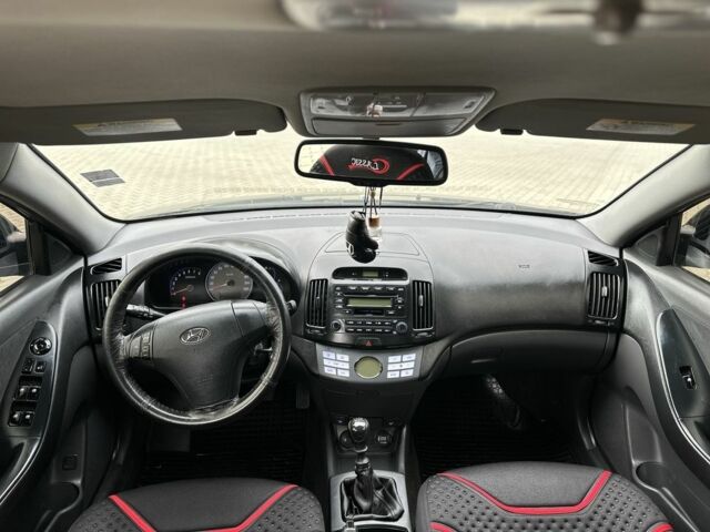 Чорний Хендай Елантра, об'ємом двигуна 1.6 л та пробігом 185 тис. км за 5300 $, фото 3 на Automoto.ua