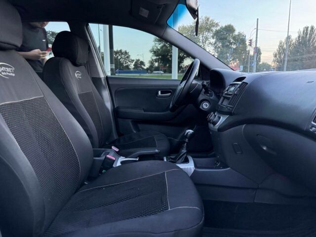 Черный Хендай Элантра, объемом двигателя 1.6 л и пробегом 150 тыс. км за 6500 $, фото 7 на Automoto.ua