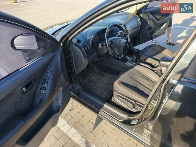 Черный Хендай Элантра, объемом двигателя 1.59 л и пробегом 213 тыс. км за 5300 $, фото 5 на Automoto.ua