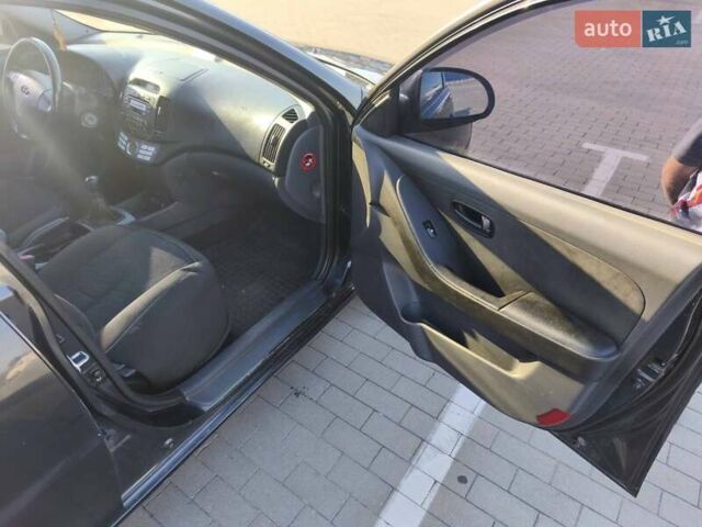 Черный Хендай Элантра, объемом двигателя 1.59 л и пробегом 213 тыс. км за 5300 $, фото 4 на Automoto.ua