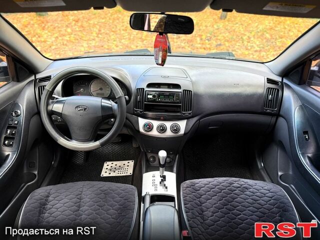 Черный Хендай Элантра, объемом двигателя 1.6 л и пробегом 223 тыс. км за 5999 $, фото 6 на Automoto.ua