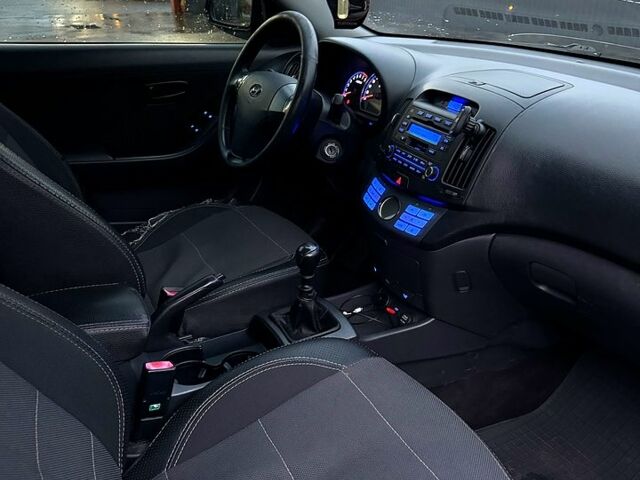 Черный Хендай Элантра, объемом двигателя 1.6 л и пробегом 261 тыс. км за 4799 $, фото 9 на Automoto.ua