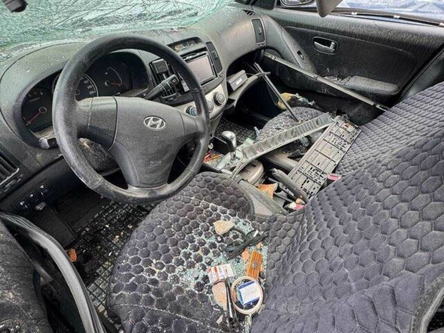 Черный Хендай Элантра, объемом двигателя 1.6 л и пробегом 160 тыс. км за 2000 $, фото 5 на Automoto.ua