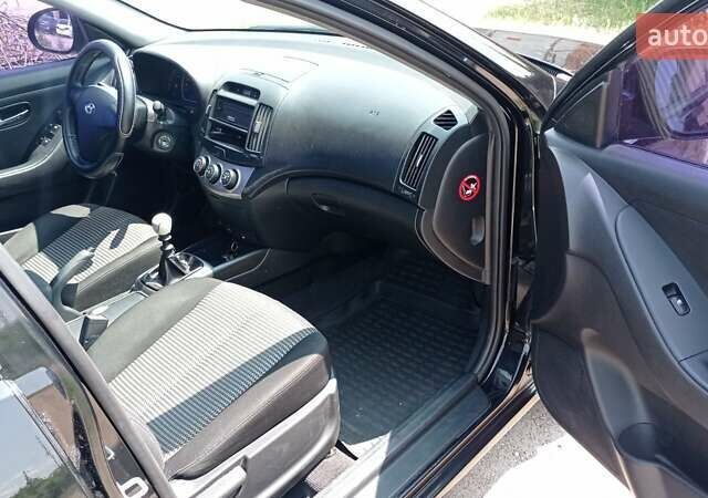 Черный Хендай Элантра, объемом двигателя 1.6 л и пробегом 260 тыс. км за 5300 $, фото 3 на Automoto.ua