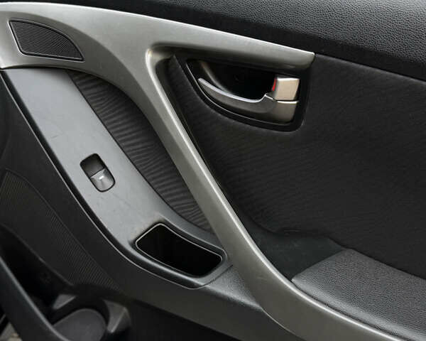 Черный Хендай Элантра, объемом двигателя 1.8 л и пробегом 150 тыс. км за 9100 $, фото 19 на Automoto.ua