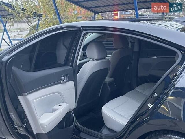 Черный Хендай Элантра, объемом двигателя 2 л и пробегом 232 тыс. км за 9200 $, фото 2 на Automoto.ua