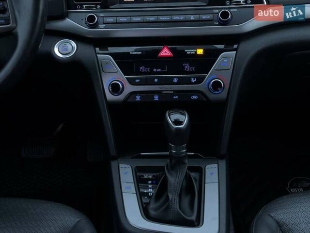 Хендай Элантра 2016 в Харькове на Automoto.ua Черный Хендай Элантра, объемом двигателя 2 л и пробегом 151 тыс. км за 12800 $, фото 32 на Automoto.ua