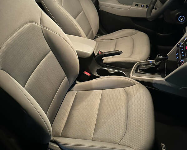 Черный Хендай Элантра, объемом двигателя 2 л и пробегом 160 тыс. км за 13500 $, фото 3 на Automoto.ua