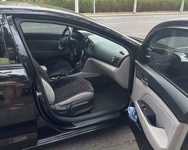 Черный Хендай Элантра, объемом двигателя 2 л и пробегом 169 тыс. км за 11500 $, фото 4 на Automoto.ua