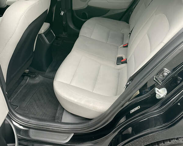 Чорний Хендай Елантра, об'ємом двигуна 2 л та пробігом 159 тис. км за 9600 $, фото 7 на Automoto.ua