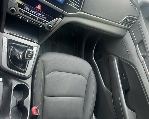 Черный Хендай Элантра, объемом двигателя 1.59 л и пробегом 210 тыс. км за 9300 $, фото 11 на Automoto.ua