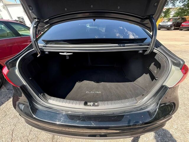 Черный Хендай Элантра, объемом двигателя 1.6 л и пробегом 32 тыс. км за 14000 $, фото 12 на Automoto.ua