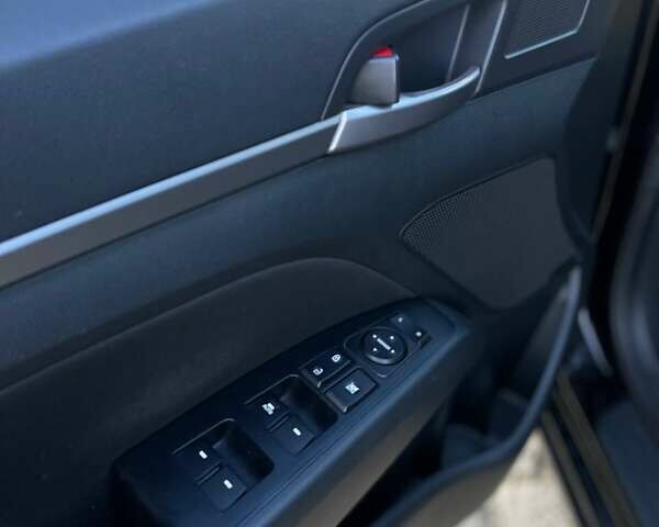 Черный Хендай Элантра, объемом двигателя 2 л и пробегом 85 тыс. км за 13600 $, фото 12 на Automoto.ua