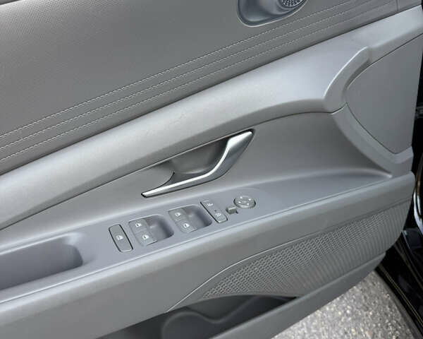 Чорний Хендай Елантра, об'ємом двигуна 2 л та пробігом 159 тис. км за 16700 $, фото 23 на Automoto.ua