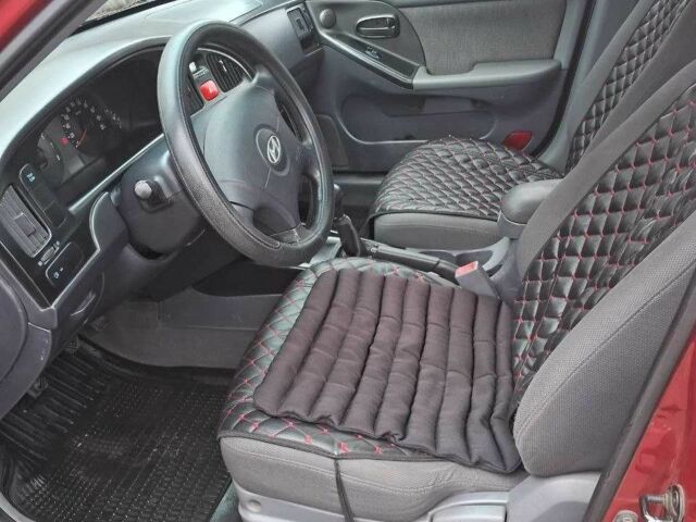 Красный Хендай Элантра, объемом двигателя 1.6 л и пробегом 200 тыс. км за 3200 $, фото 5 на Automoto.ua