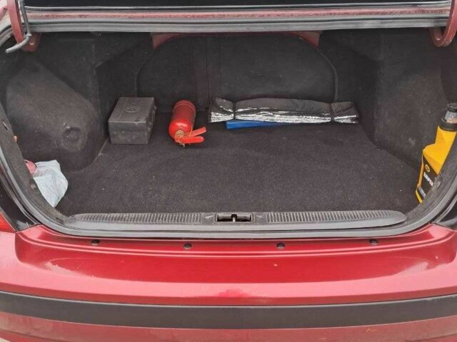 Красный Хендай Элантра, объемом двигателя 1.6 л и пробегом 200 тыс. км за 3200 $, фото 7 на Automoto.ua