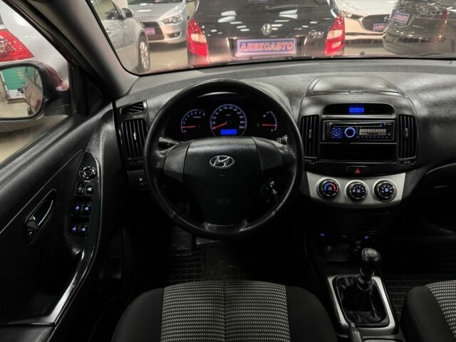 Красный Хендай Элантра, объемом двигателя 1.6 л и пробегом 142 тыс. км за 6800 $, фото 11 на Automoto.ua