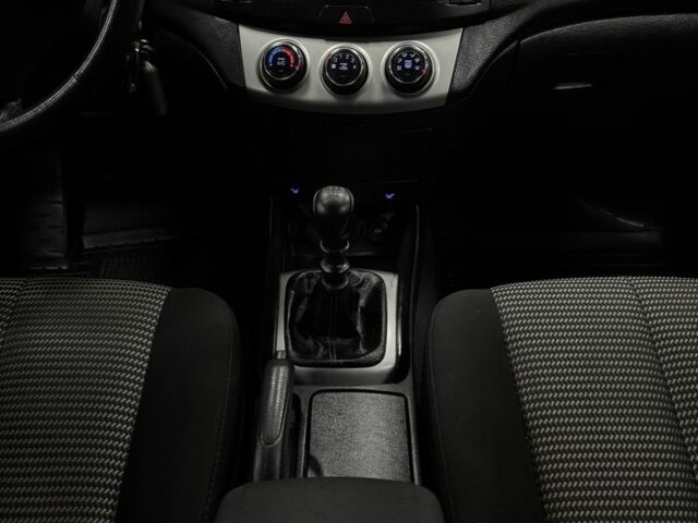 Красный Хендай Элантра, объемом двигателя 1.6 л и пробегом 142 тыс. км за 6800 $, фото 12 на Automoto.ua