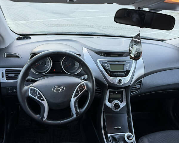 Красный Хендай Элантра, объемом двигателя 1.8 л и пробегом 200 тыс. км за 8300 $, фото 11 на Automoto.ua