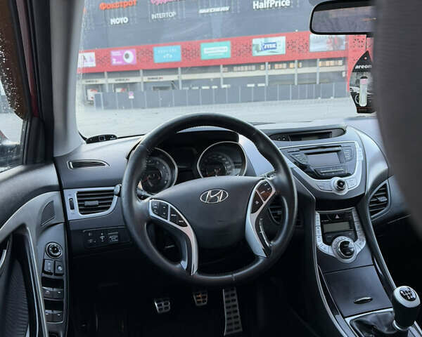 Красный Хендай Элантра, объемом двигателя 1.8 л и пробегом 200 тыс. км за 8300 $, фото 10 на Automoto.ua