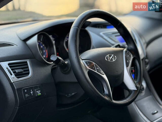 Красный Хендай Элантра, объемом двигателя 1.8 л и пробегом 200 тыс. км за 8300 $, фото 13 на Automoto.ua