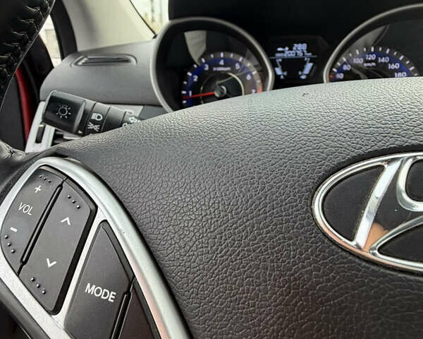 Красный Хендай Элантра, объемом двигателя 1.8 л и пробегом 200 тыс. км за 8300 $, фото 27 на Automoto.ua