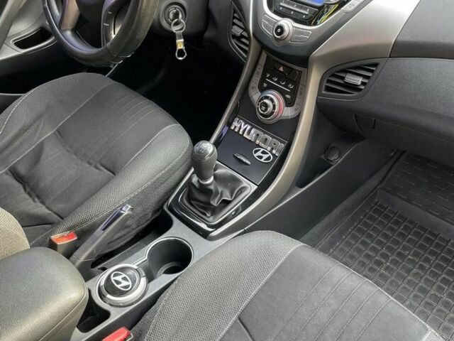 Красный Хендай Элантра, объемом двигателя 1.4 л и пробегом 62 тыс. км за 9600 $, фото 4 на Automoto.ua