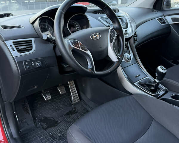 Красный Хендай Элантра, объемом двигателя 1.8 л и пробегом 200 тыс. км за 8300 $, фото 12 на Automoto.ua