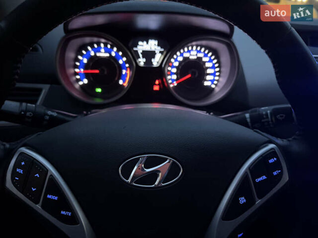 Красный Хендай Элантра, объемом двигателя 1.8 л и пробегом 200 тыс. км за 8300 $, фото 21 на Automoto.ua