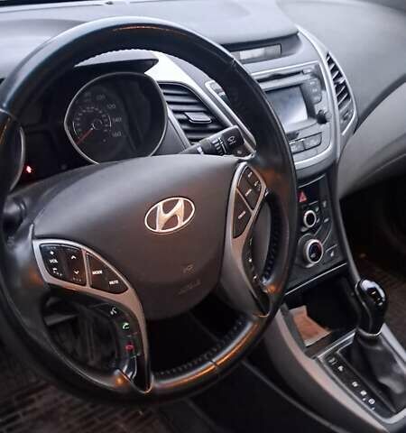 Красный Хендай Элантра, объемом двигателя 1.8 л и пробегом 160 тыс. км за 8000 $, фото 3 на Automoto.ua