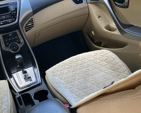 Красный Хендай Элантра, объемом двигателя 1.8 л и пробегом 336 тыс. км за 8350 $, фото 5 на Automoto.ua