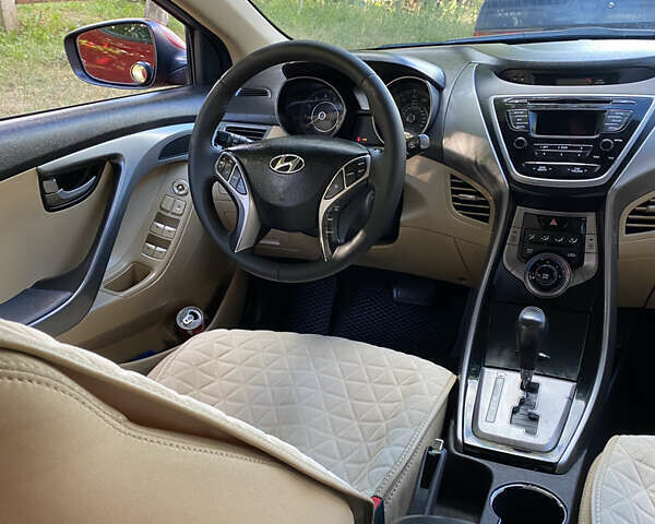 Красный Хендай Элантра, объемом двигателя 1.8 л и пробегом 336 тыс. км за 8350 $, фото 6 на Automoto.ua