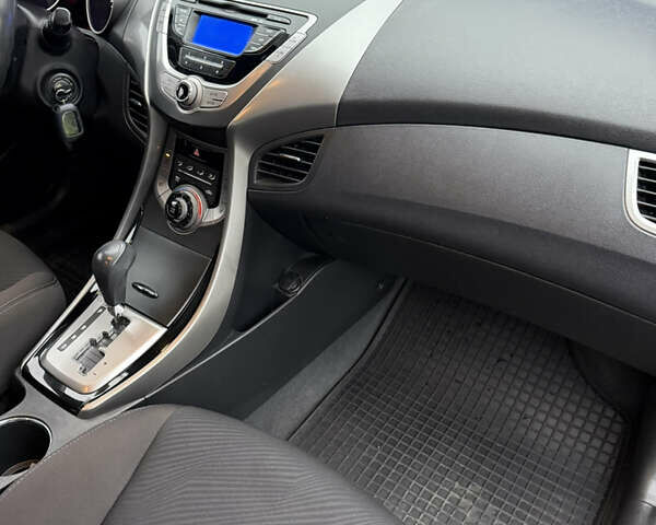 Красный Хендай Элантра, объемом двигателя 1.59 л и пробегом 136 тыс. км за 9800 $, фото 16 на Automoto.ua