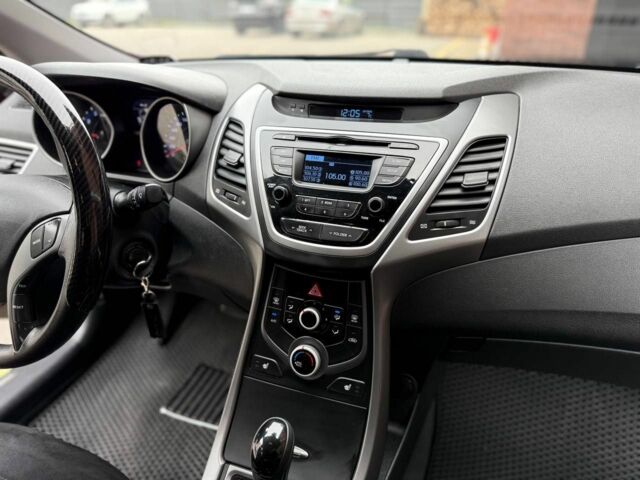 Красный Хендай Элантра, объемом двигателя 1.6 л и пробегом 190 тыс. км за 9700 $, фото 17 на Automoto.ua