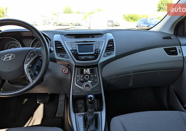 Красный Хендай Элантра, объемом двигателя 1.8 л и пробегом 214 тыс. км за 8400 $, фото 7 на Automoto.ua