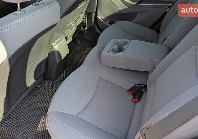 Красный Хендай Элантра, объемом двигателя 1.8 л и пробегом 214 тыс. км за 8400 $, фото 10 на Automoto.ua