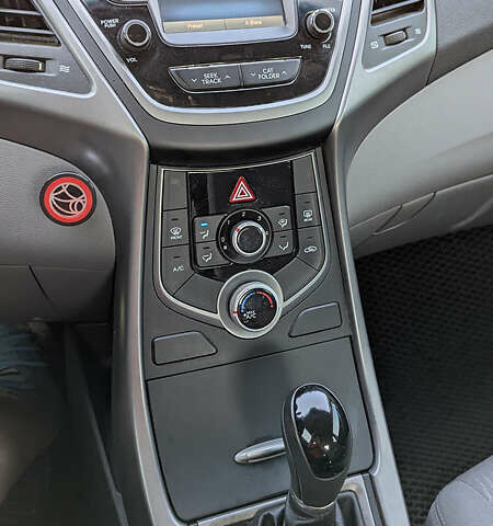 Красный Хендай Элантра, объемом двигателя 1.8 л и пробегом 214 тыс. км за 8400 $, фото 8 на Automoto.ua