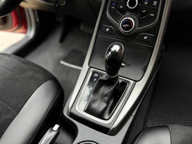 Красный Хендай Элантра, объемом двигателя 1.6 л и пробегом 190 тыс. км за 9700 $, фото 16 на Automoto.ua