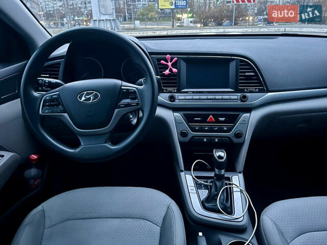 Красный Хендай Элантра, объемом двигателя 2 л и пробегом 182 тыс. км за 11500 $, фото 10 на Automoto.ua