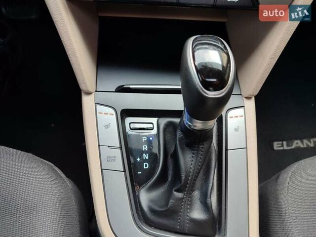 Красный Хендай Элантра, объемом двигателя 2 л и пробегом 112 тыс. км за 12600 $, фото 13 на Automoto.ua