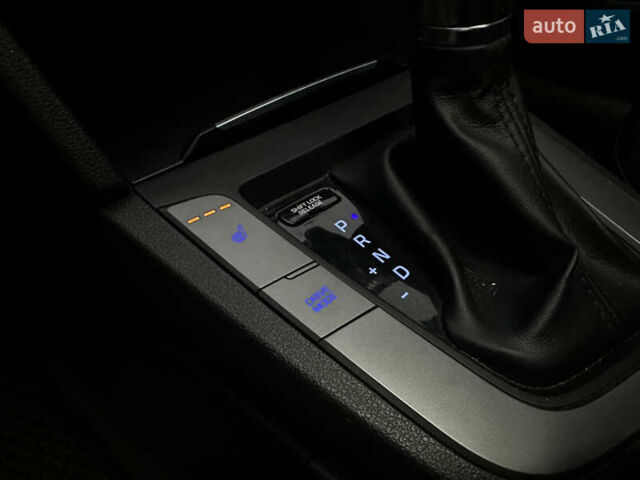 Красный Хендай Элантра, объемом двигателя 2 л и пробегом 85 тыс. км за 12000 $, фото 18 на Automoto.ua